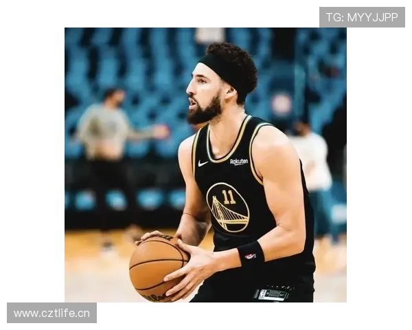 克莱·汤普森无球跑动拉开空间，三分效率领跑后卫