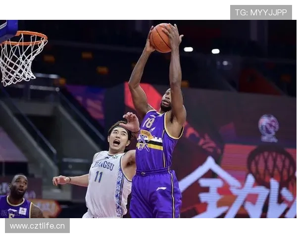 西蒙斯无球跑动减少，组织效率较巅峰下滑明显
